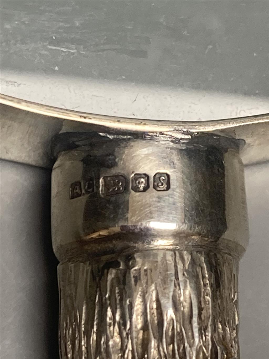 A modern parcel gilt silver handled magnifying glass, maker AC, London, 1992, 20cm, gross 7oz.